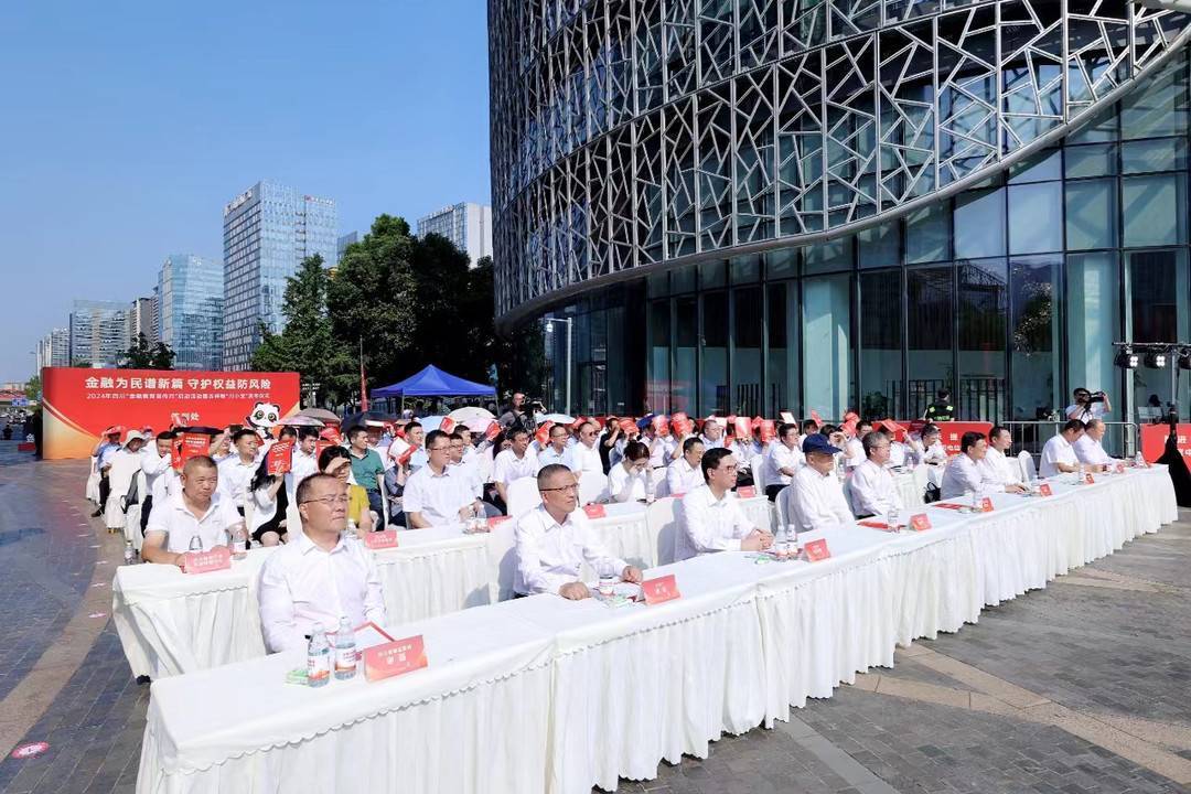 ✅2024新澳免费资料大全✅丨幼儿哭闹遭陌生人恐吓，这不是教育（豫论场）