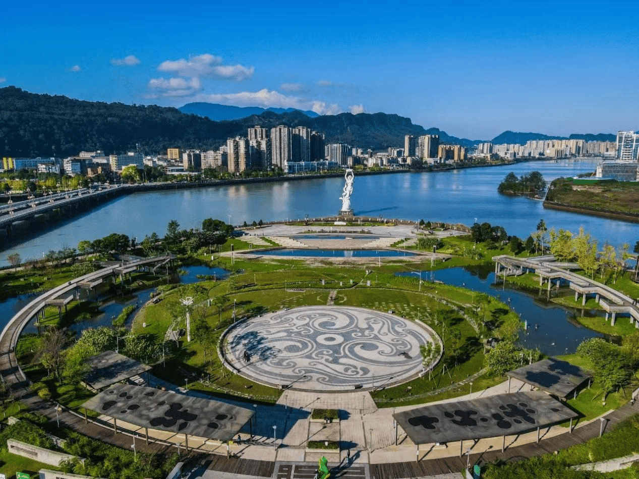 🍁新澳门免费资料挂牌大全🍁丨暑期旅游旺，旅游大巴刚走，一地垃圾……